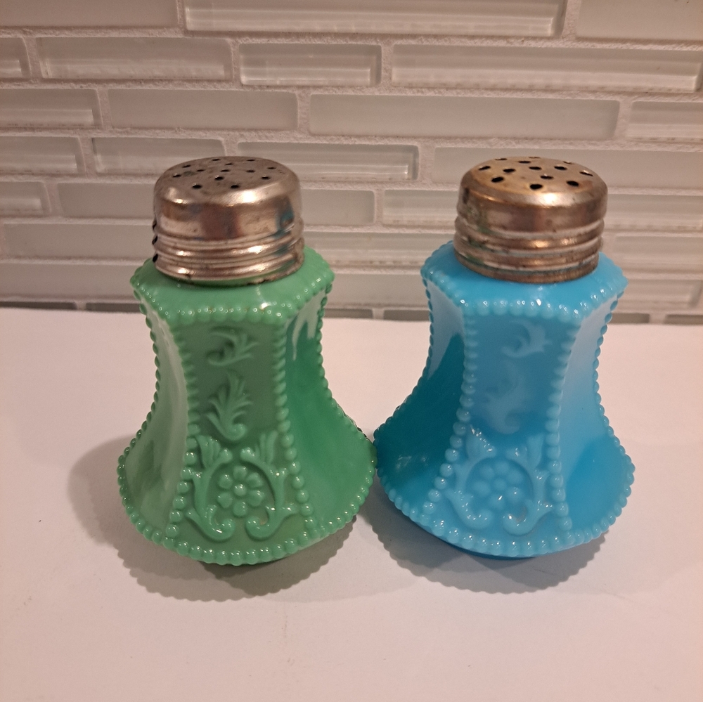 Vtg McKee Glass Pr FLOWER PANEL Beaded Blue & Green Salt & Pepper Shakers - Picture 7 of 14